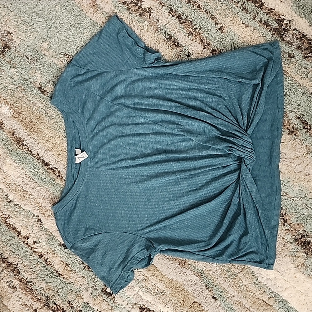 Like new croptop with twist